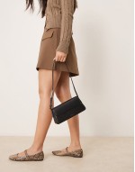 Comfortable small shoulder bag in black