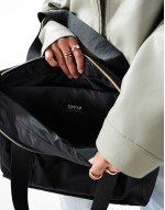Qualify tote bag in black