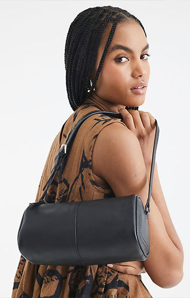 https://www.bagsresearch.com/leather-shoulder-bag-in-black